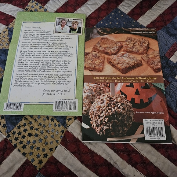 ⚠️Free bundle item- 2 kid holiday cookbooks - Picture 2 of 5